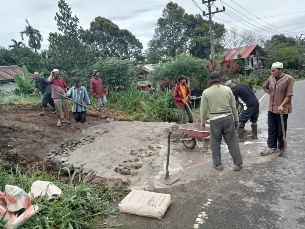 KEGIATAN GOTONG ROYONG, JUMAT BERSIH DI DUSUN UTEN BADAK (PENYEMENAN JALAN)